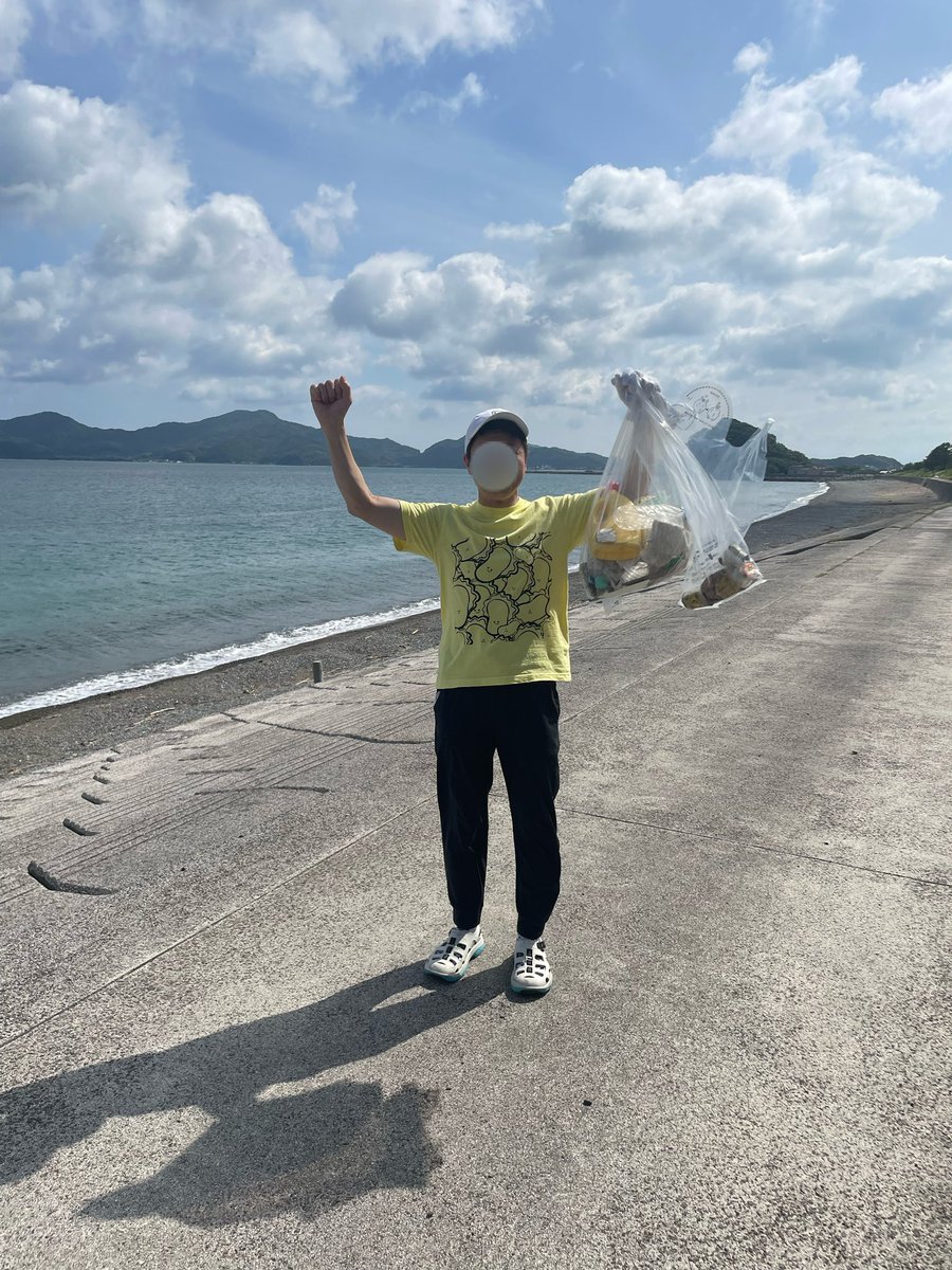 今日は海岸清掃の日。海のそばに住んでいるのに全く行かない海を ゆっくり歩いて掃除したよー