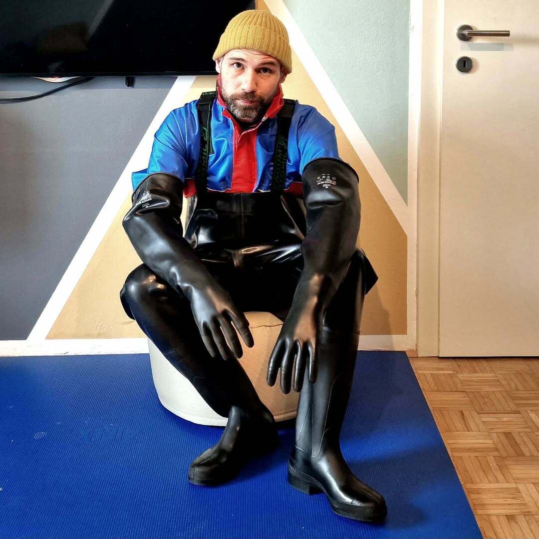 MickysFetWorld's tweet photo. #rubberboots #welliesfetish #wellies #footwear #raingear #workgear #gear #gearfetish #workgearfetish #usedfetish #used #overalls #rubbergloves #rubber #gloves #waders #chestwaders #fetishlife https://t.co/UykSD8FUur https://t.co/ExHw3lcjgB