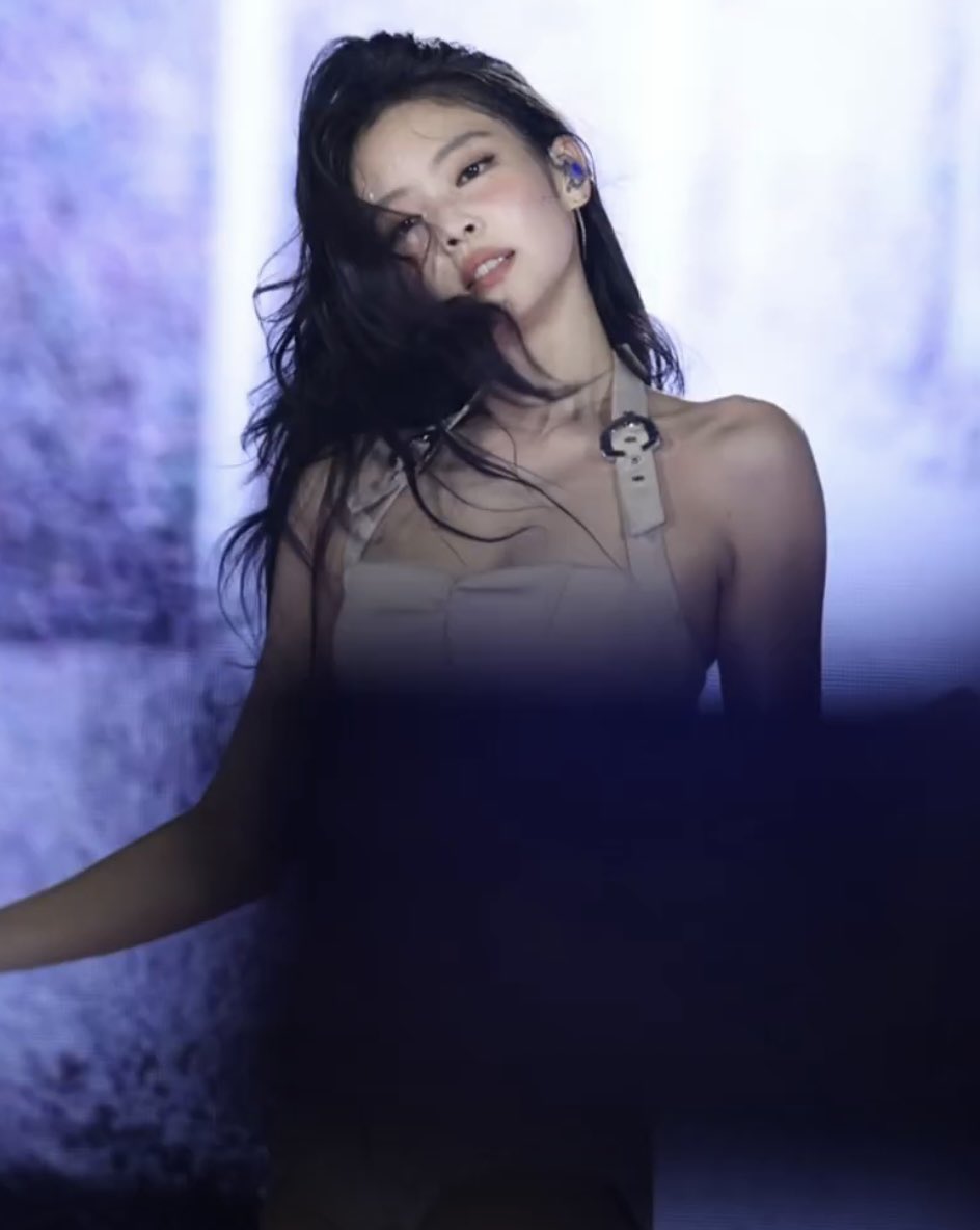 the best Jennie moments from Deadline Tour at Goyang Stadium (Day 1)

a thread
