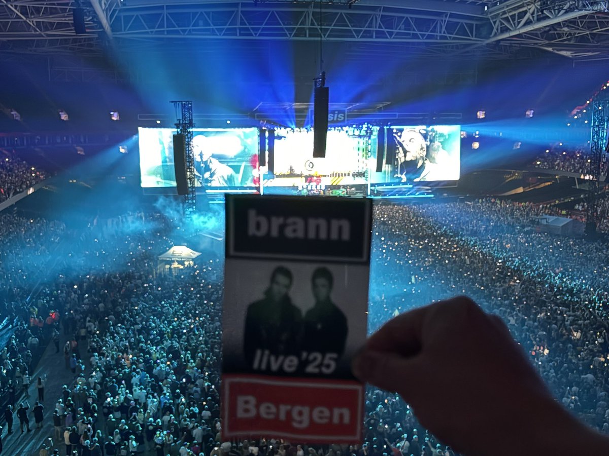 Hanhinn's tweet image. Måtte selvfølgelig på konsert 2 i Cardiff når man først var i byen.