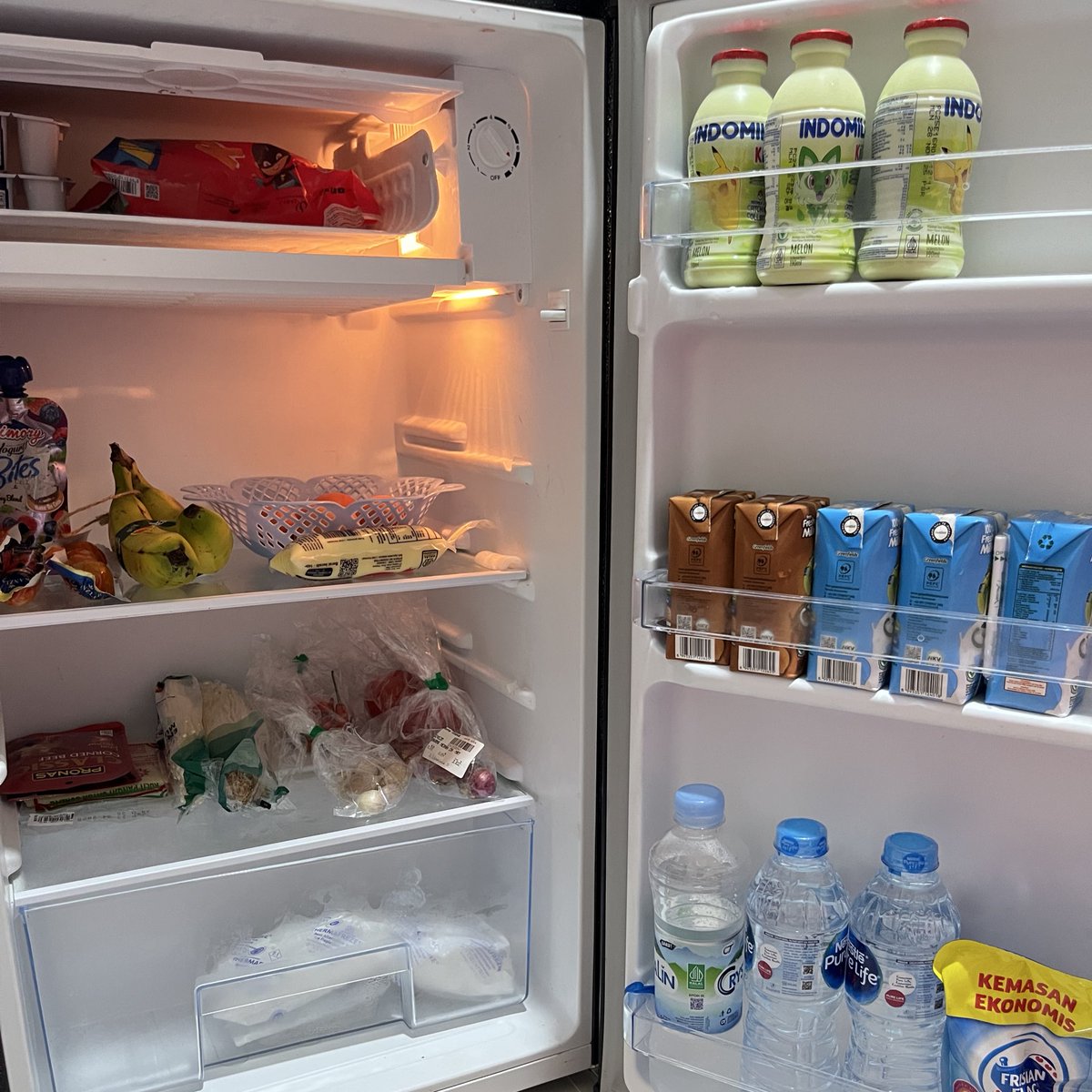 speciours's tweet photo. @tanyakanrl Aku f20 dan ini isi kulkas aku selama kost, mulai beralih banyakin stok real food dan sering masak karna ngerasa lebih oke buat naikin mood dan jaga siklus haid https://t.co/oq9tJZaA2j