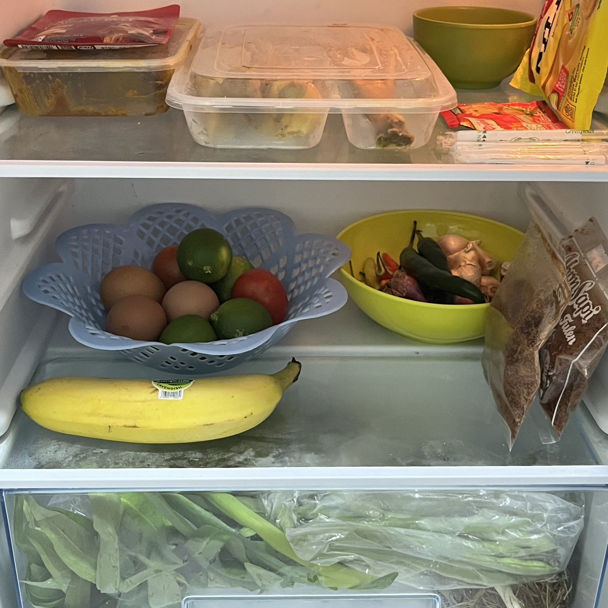 speciours's tweet photo. @tanyakanrl Aku f20 dan ini isi kulkas aku selama kost, mulai beralih banyakin stok real food dan sering masak karna ngerasa lebih oke buat naikin mood dan jaga siklus haid https://t.co/oq9tJZaA2j