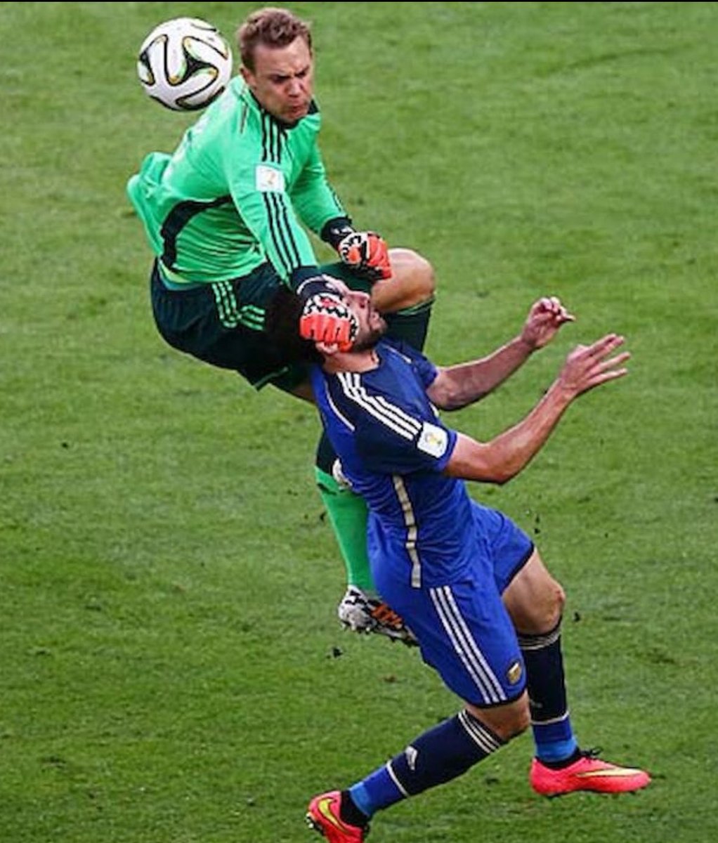 XyArio's tweet image. Manuel Neuer kritisiert Gigi Donnarumma: „Eine Situation, wo man nicht so reingehen muss! Das ist risikofreudig. Er nimmt die Verletzung seines Gegenspielers in Kauf.“