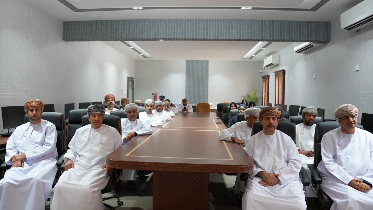 دشّن الفاضل المدير العام بـ #تعليمية_الداخلية "منصة طور نفسك"، التي يتبناها قسم الإرشاد والتوعية، وهي منصة تدريبية إلكترونية تهدف إلى تطوير مهارات الأخصائيين الاجتماعيين وتعزيز كفاءتهم الإرشادية، استجابة لتنامي التحديات السلوكية والنفسية في المدارس، وانسجامًا مع رؤية #عُمان2040.