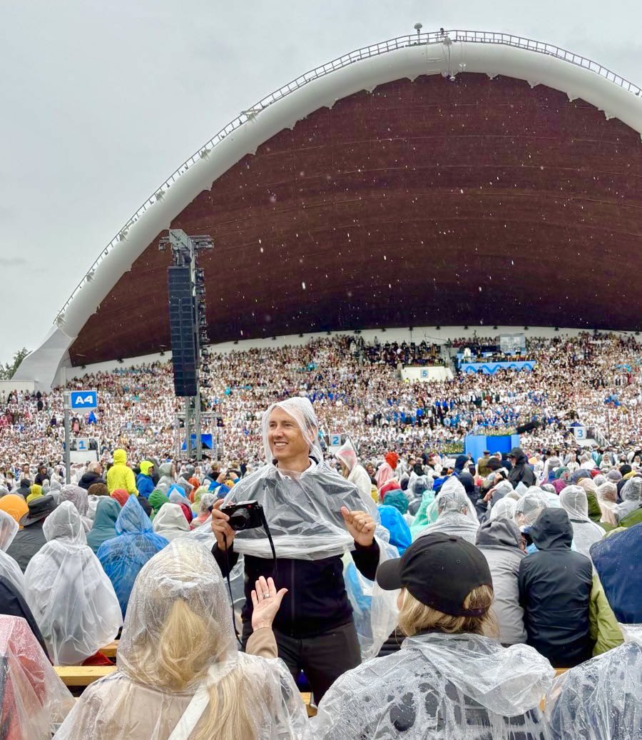 FutureJurvetson's tweet image. The Estonian song & dance festivals 🎶
32,000 choral singers in unison, who practiced for a year in advance.
It began in 1896 and happens every five years. It preserves a culture and helped spark the dissolution of the Soviet Union: SingingRevolution.com