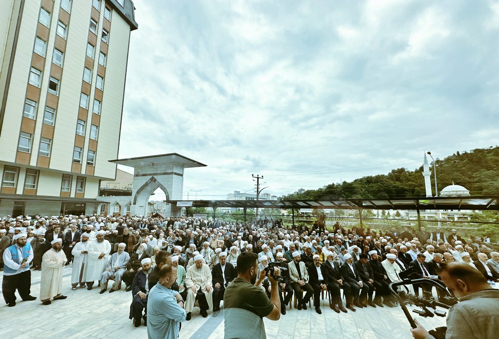 Dün Of Mahmud efendi külliyesinde muhteşem bir icazete şahitlik ettik,
7 saate sığmayan bu proğrama Birbirinden kıymetli dünyanın en büyük âlimlerinin onlarca sı katıldı,
Böyle bir icazet ziyafetini bizlere nasip ettiği için Rabbimize nihayetsiz şükürler olsun.