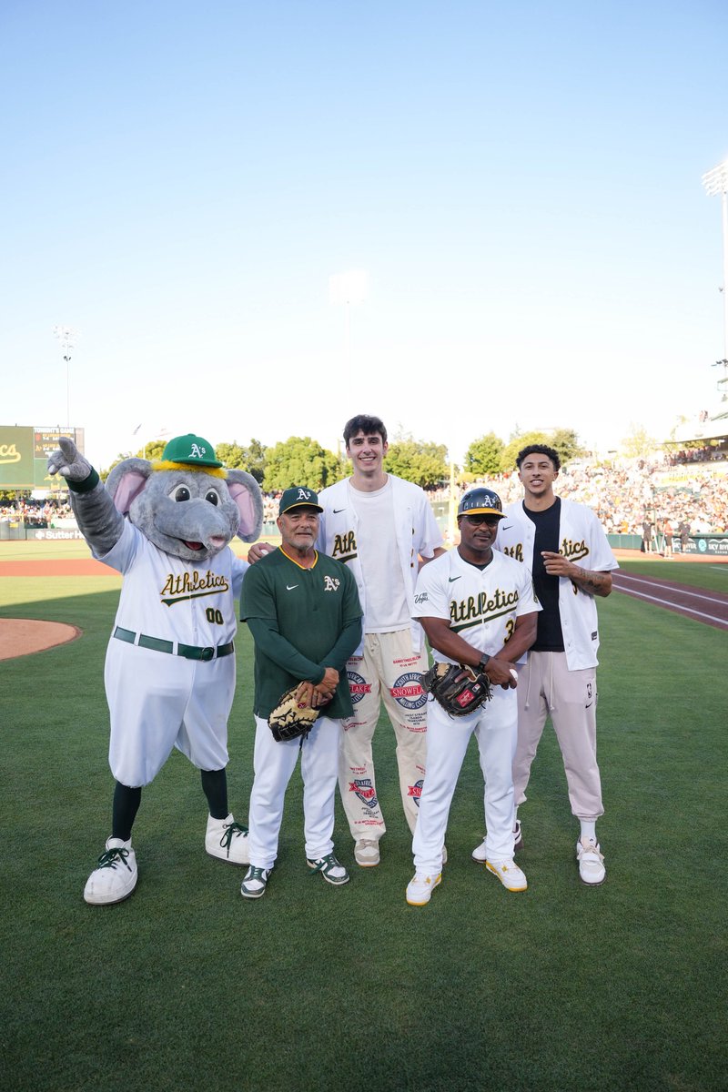 Newest <a href="/SacramentoKings/">Sacramento Kings</a> came to visit 🤝