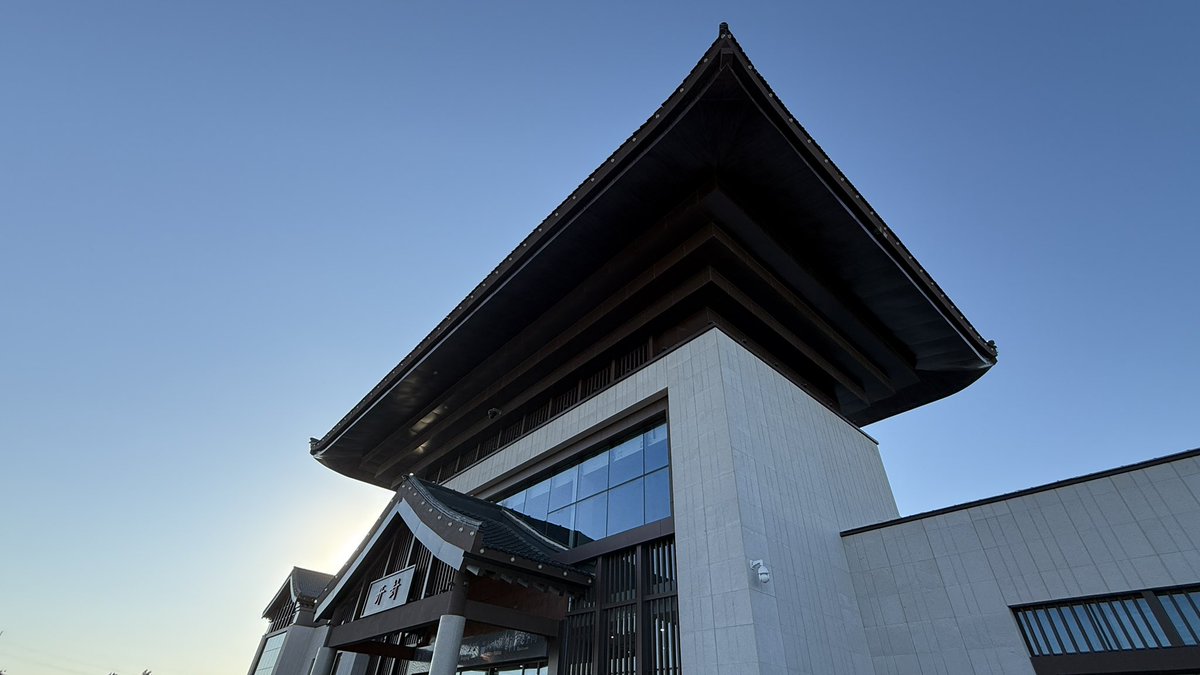 开封有个洗手间
不见当年包青天
江湖男女来相助
王朝马汉卖烩面