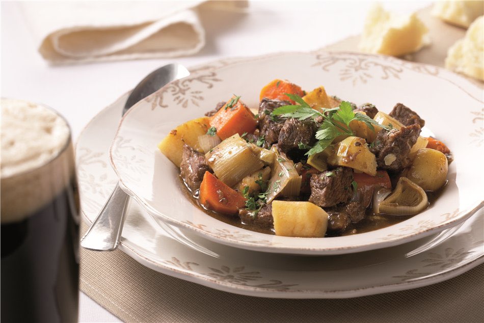 アイルランド人は料理にもビールを使います。ビールを使った代表的なメニューは #ギネスシチュー ですが、ギネスをソーダブレッドやブラウンブレッドの生地に混ぜることも。そうすることで、より深い味わいになります。

🔗: ippin.gnavi.co.jp/article-1455/