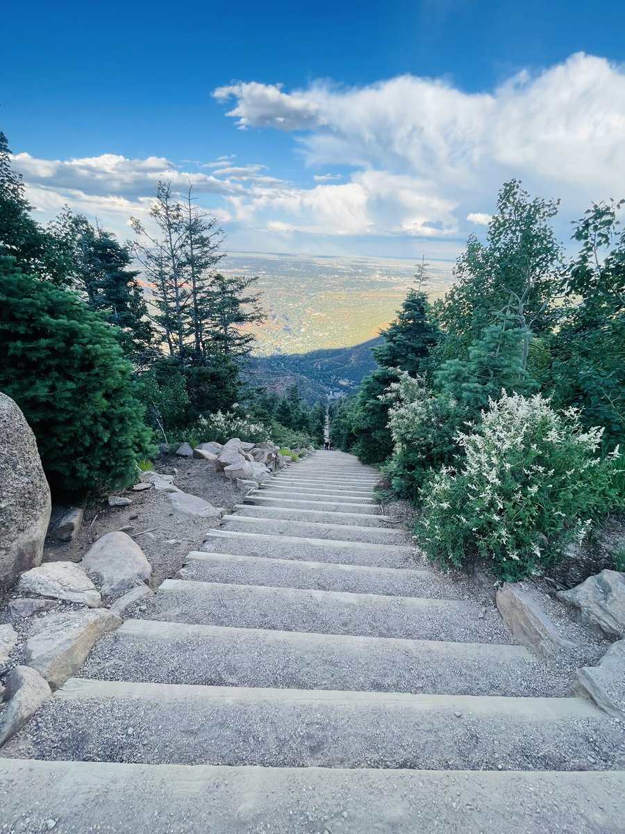 nsamimi9's tweet image. I climbed the brutally steep Manitou Incline yesterday. I met a woman who was finishing her fifth round and said her ultimate goal is to do it fifteen times in a row (the equivalent of climbing Mount Everest). You really do meet some wild Colorado locals on the Incline.