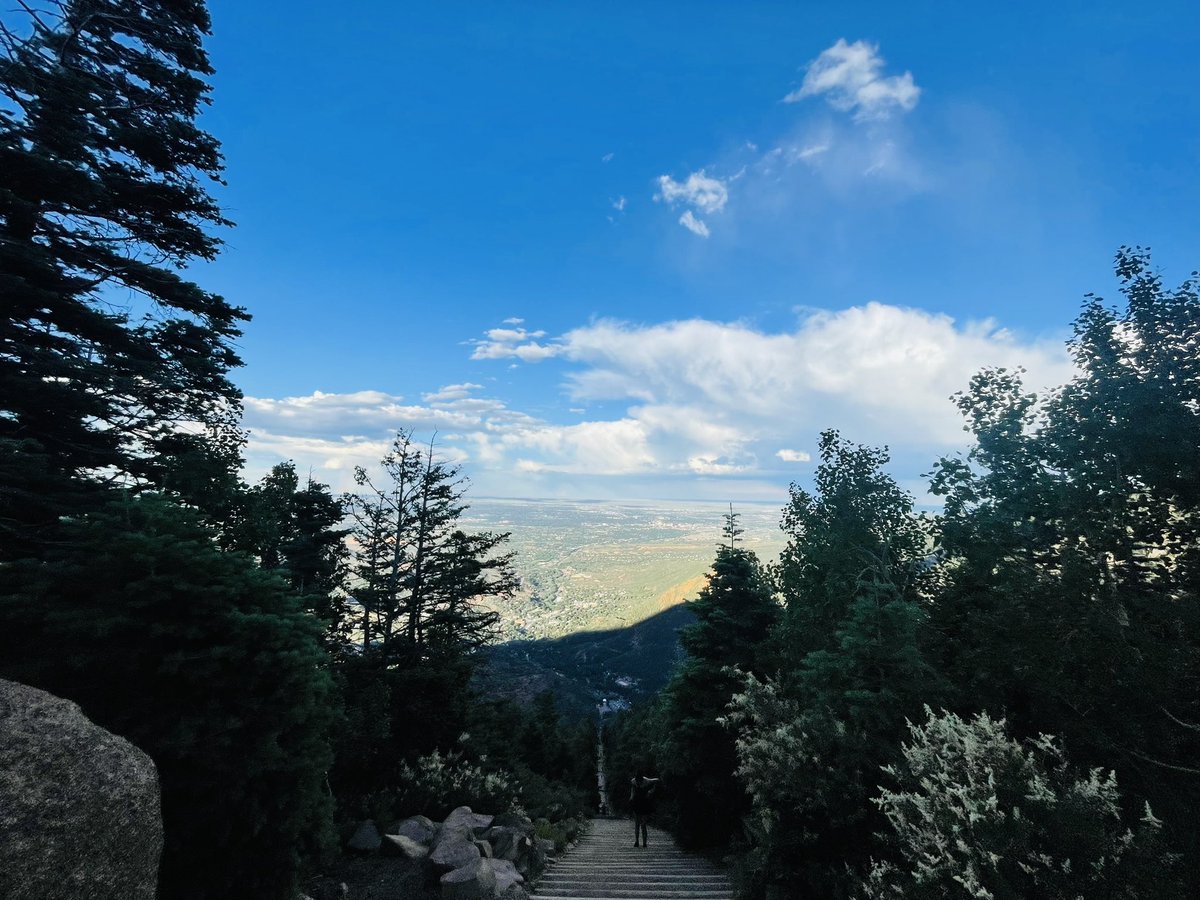 nsamimi9's tweet image. I climbed the brutally steep Manitou Incline yesterday. I met a woman who was finishing her fifth round and said her ultimate goal is to do it fifteen times in a row (the equivalent of climbing Mount Everest). You really do meet some wild Colorado locals on the Incline.