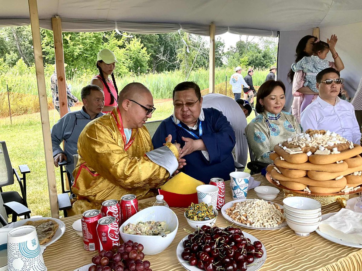 Монголын Үндэсний их баяр наадмыг АНУ-ын Чикаго орчмын Монголчууд өндөр бэлтгэл хөтөлбөрүүдтэйгээр зохион байгуулж зон олон өргөнөөр оролцсон схйхан баяр наадам болж байна..