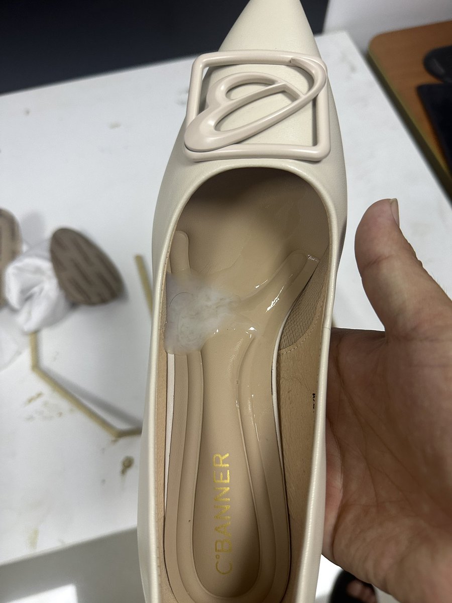 给领导保养一下鞋##打胶 #高跟鞋打胶