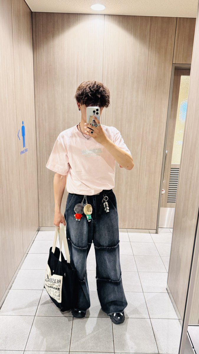 ytsm_com's tweet image. ピンクで初期メンぶら下げてます！

声掛けてください✌︎

#BESIDお渡し会 
#コムドット 
#BESIDE 
#梅田蔦屋書店