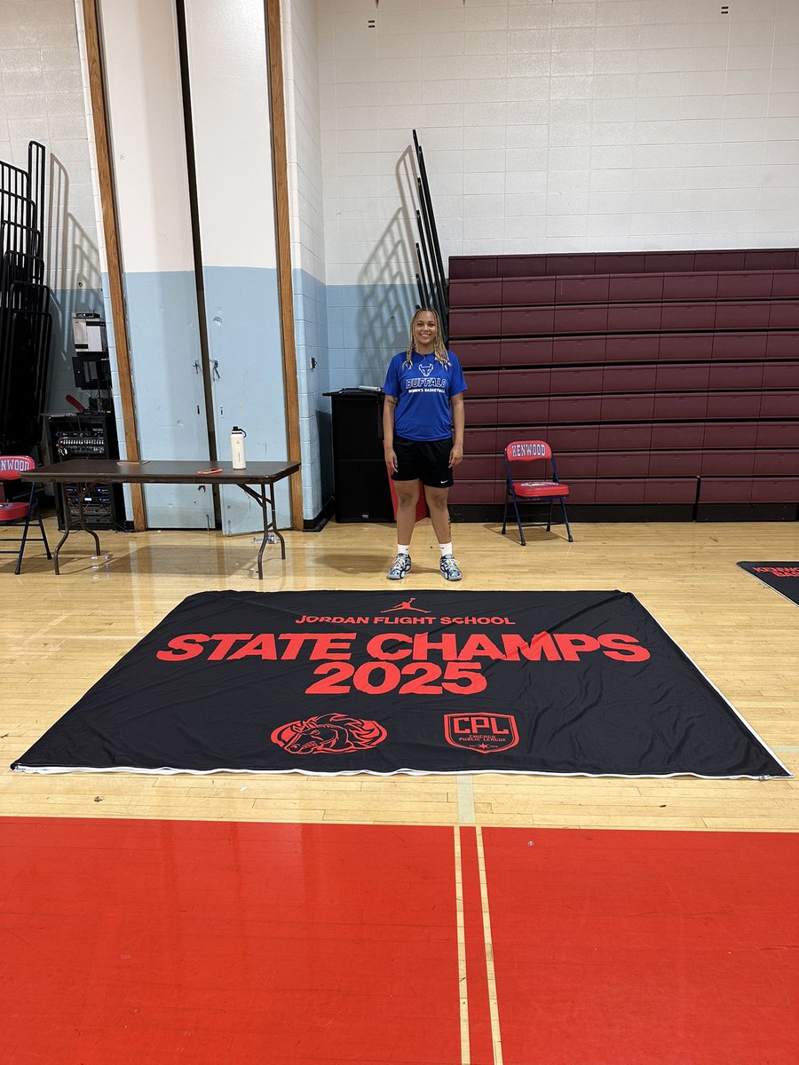 BleedGbb's tweet image. Spent some time w/@BleedGbb ‘25 alum @d1annjackson this afternoon today! @UBwomenshoops got a good one!!
@BroncoSociety @KenwoodSports @mikeclarkpreps @K_Williamsmedia @HydeParkHerald @culture_chi