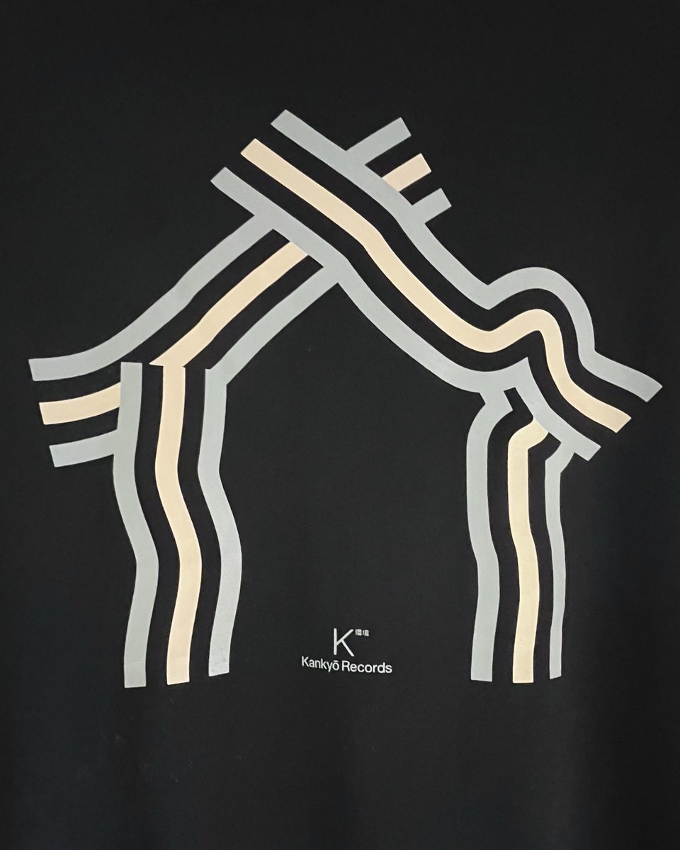 新しいTシャツができました！
今回ボディーはSLOTH 5.3oz オーガニックコットンTシャツを採用。環境に負荷の少ない製法で作られたオーガニック100％コットンを使用し着心地やシルエット、タフさまで突き詰めたエシカルを身近にできるTシャツです。

デザインはアンビエントユニットUnknown