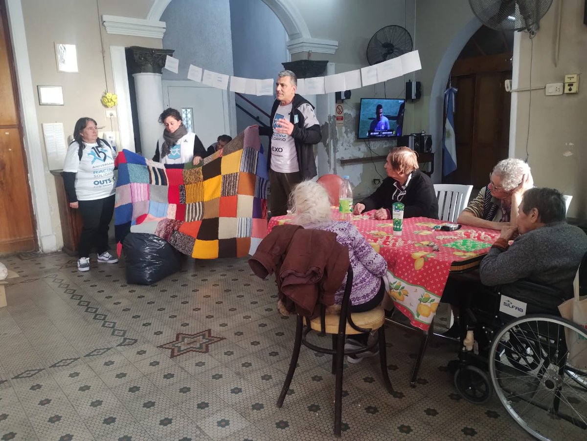 RacingSolidario's tweet photo. Visitamos la Residencia Geriatrica San José en Ciudadela, compartimos una merienda y les entregamos mantas tejidas de la campaña #FrioCero #tucuadraditoabriga 🩵🤍

@akd_macfut 🎓 https://t.co/YCyTzCuxGV