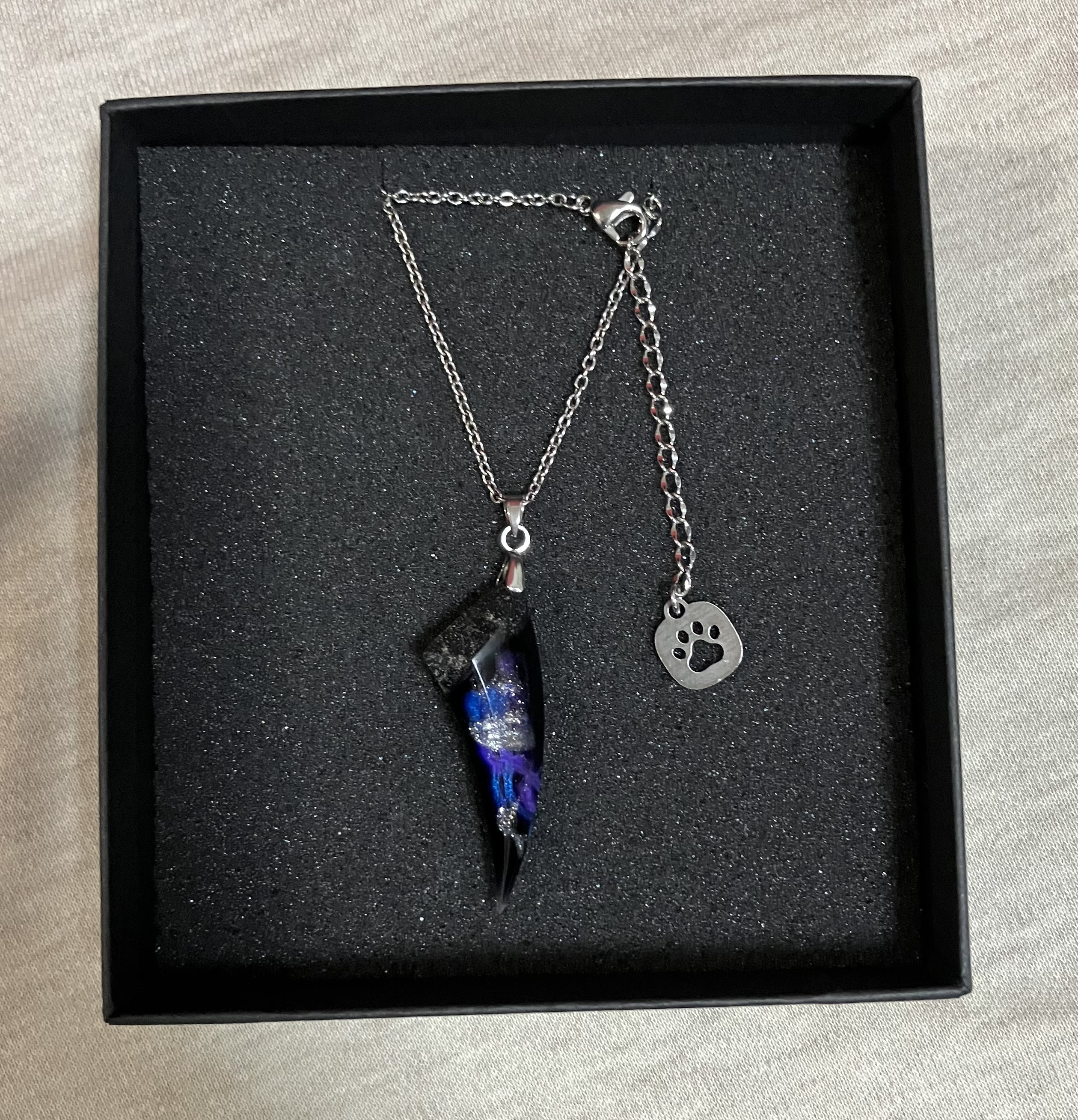 【呪物】霊猫「板火（バンビ）」の宿るペンダント※mai商品 猫面ペンダント(エメラルド)CatMaskPendant(Emerald) | 雅MIYABI