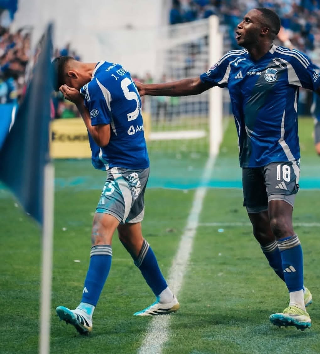 FAzulCSE's tweet image. Se le pegó la Azul a Cevallos 👏🏻👏🏻👏🏻. No como al hijo de mil puta de Joao Rojas que no bien pudo se fué al Barcelona de Ecuador.