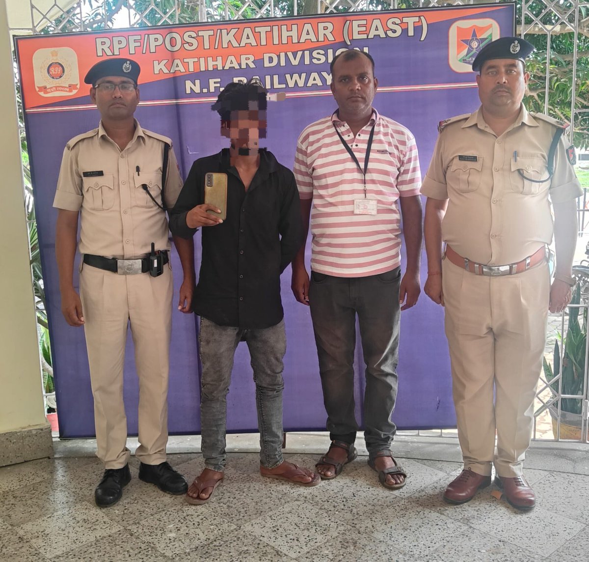 On 05.07.2025 RPF/Katihar apprehended one person with 01 stolen mobile handsets (Value Rs.15,000/- (Approx) at Katihar Railway station. Later, handed over to GRP/KIR for further legal action.
#Operation_Yatri_Suraksha
<a href="/RPF_INDIA/">RPF INDIA</a>
<a href="/rpf_nfr1/">RPFNFR</a>
<a href="/drm_kir/">drmkatihar</a>