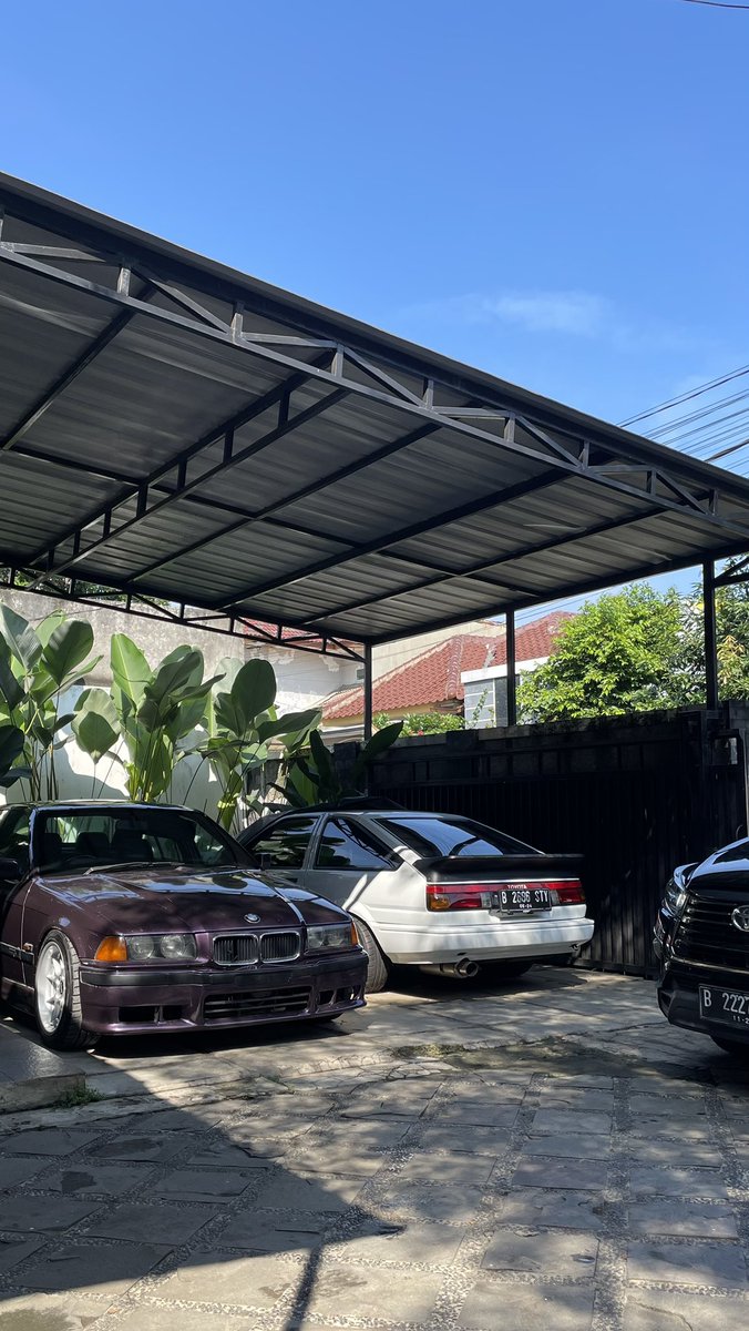 Percayalah. Bermain mobil tua lebih manfaat dibanding bermain isu agama. Lakum dinukum waliyadin.