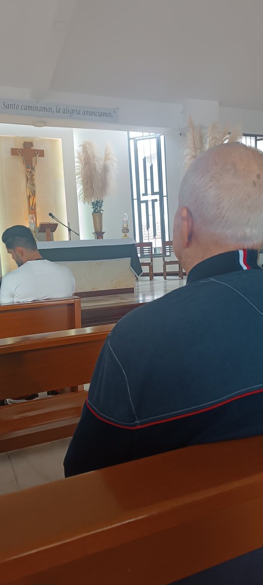 DagoNoticias's tweet image. El señor que está en primer plano es mi padre, fue el benefactor de la iglesia parroquial San Rafael en Ocaña, en los años 90 se construyó y fue quien donó el cristo tallado que está en el altar
@Pontifex_pt @alcaldiaocana