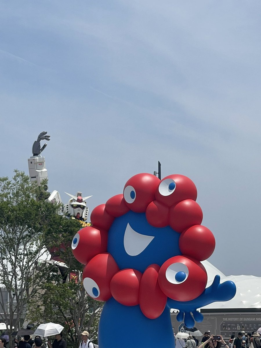 本日も日焼け大作戦決行！
並んで並んで...パッと観て...並んで並んで...

ミャクミャクのバックにGUNDAMさん。

予約取れんからGUNDAM観れん

#関西万博