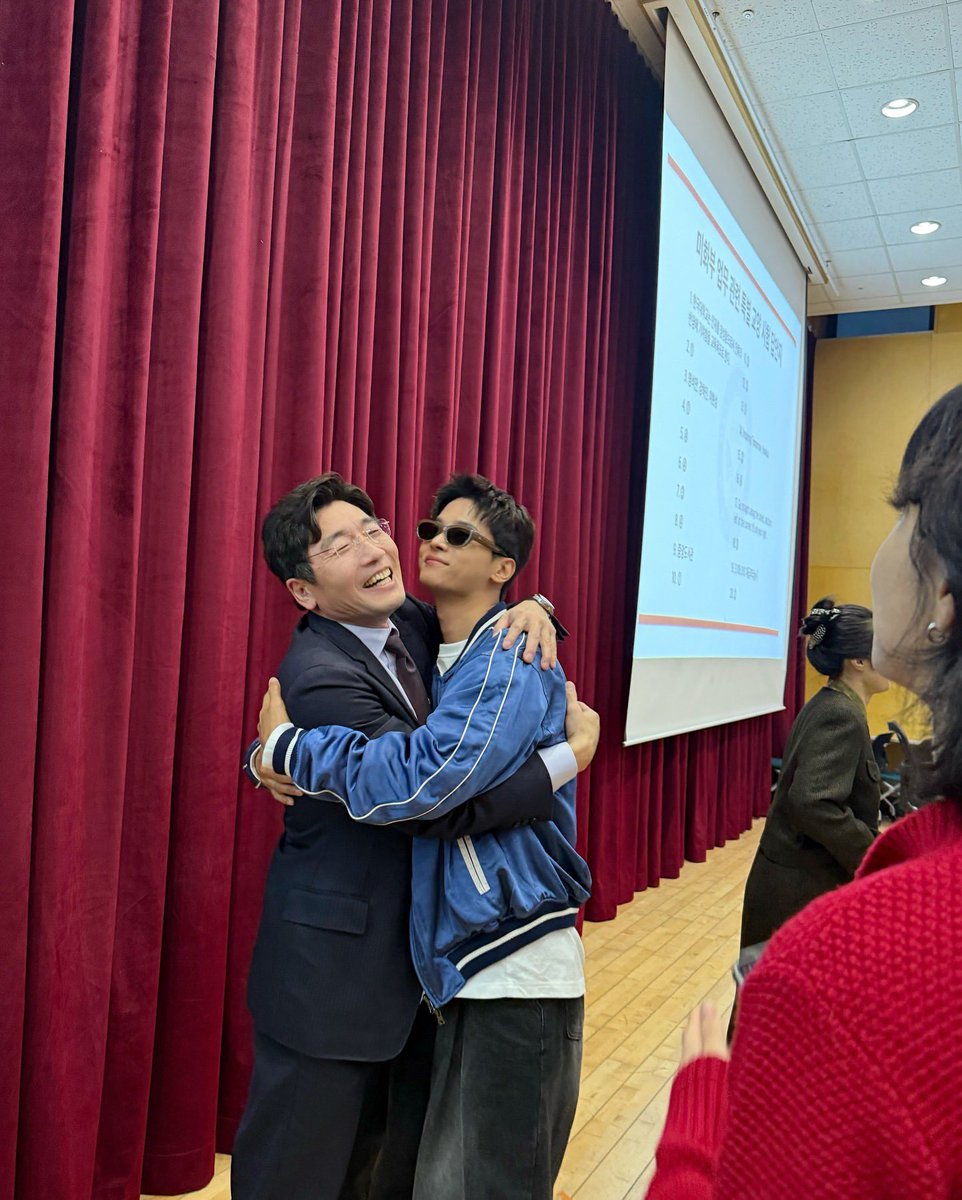1uck2N's tweet photo. 어흑 이것도 마음 너무 좋다…🥹🥹🥹
환이가 언제 고견우가 돼서…(근데진심김환이랑고견우?…이것뭐지) https://t.co/ehONBDYmUp