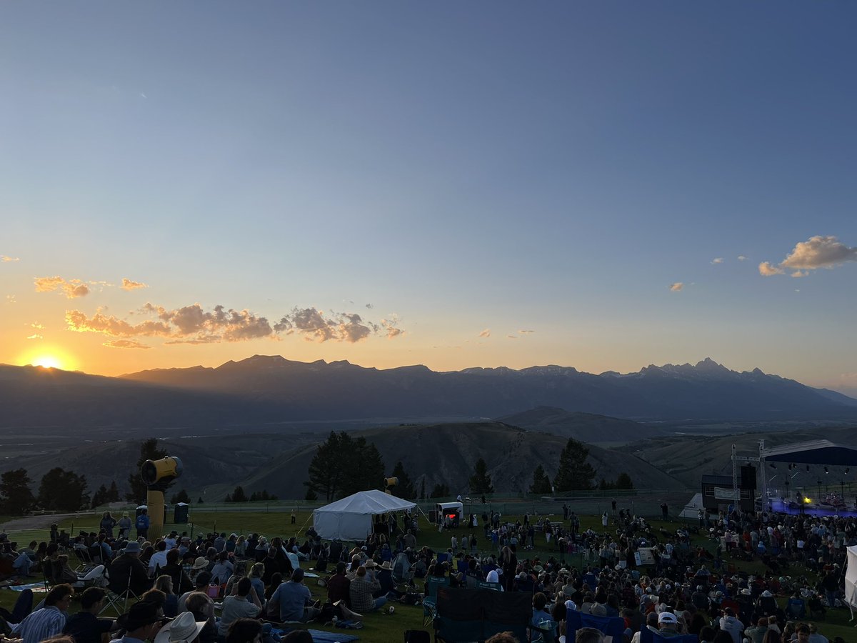 RentsTweets's tweet image. When you’re in Jackson Hole and Kayce Dutton is playing a concert on the top of a mountain at sunset, of course you go.
This is the second member of the Dutton family I’ve seen in concert. I need to get a punch card for a prize if I see them all.
#LukeGrimes