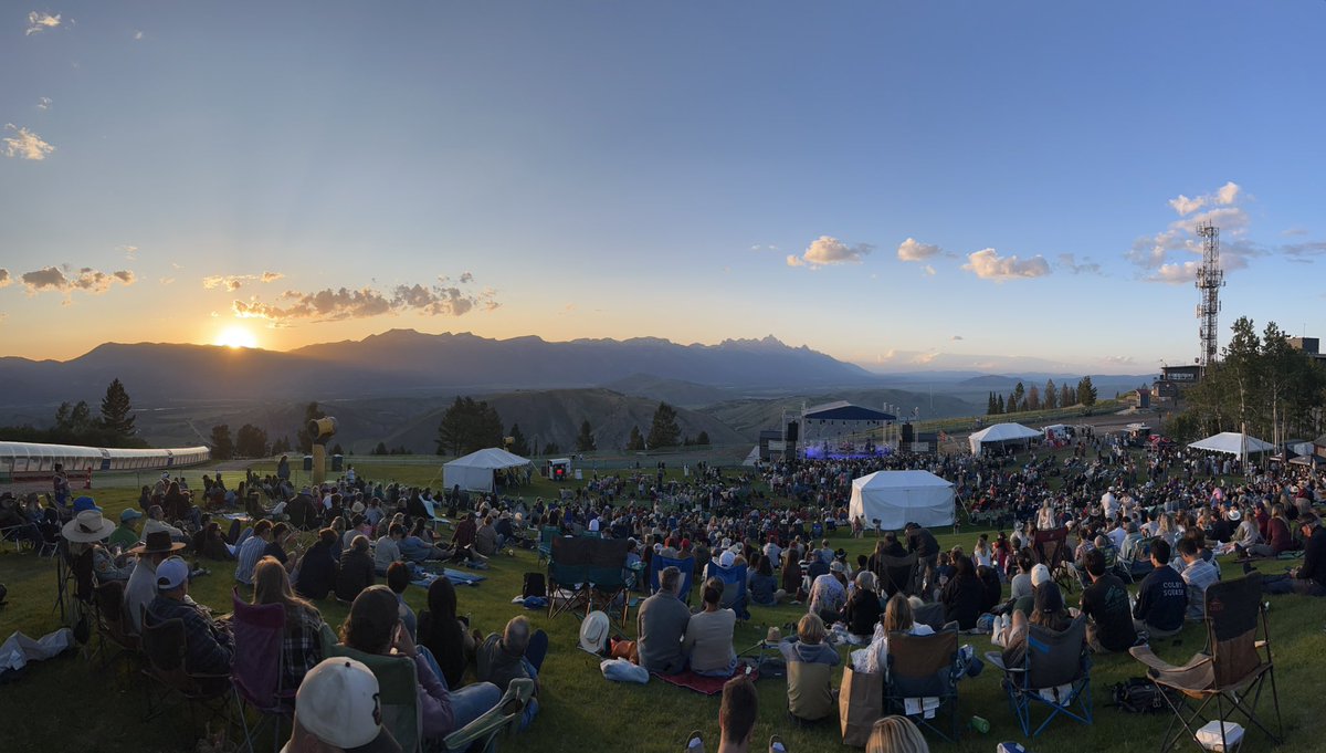 RentsTweets's tweet image. When you’re in Jackson Hole and Kayce Dutton is playing a concert on the top of a mountain at sunset, of course you go.
This is the second member of the Dutton family I’ve seen in concert. I need to get a punch card for a prize if I see them all.
#LukeGrimes