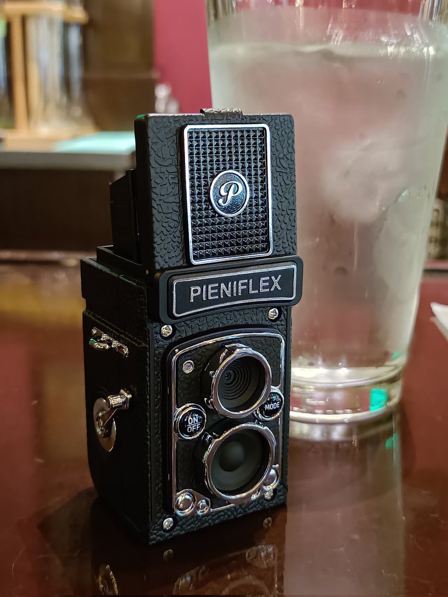 Kayori_1963's tweet image. #PIENIFLEX とユニバ散歩67
新しい仲間が増えました。PIENIFLEX M です。上蓋を開けるとモニターが現れ、より二眼レフに近いスタイルで撮影できます。
今日は11月で閉店するフィネガンズバー＆グリルでグリーンビールをいただきました。
#USJファン　#ユニバ