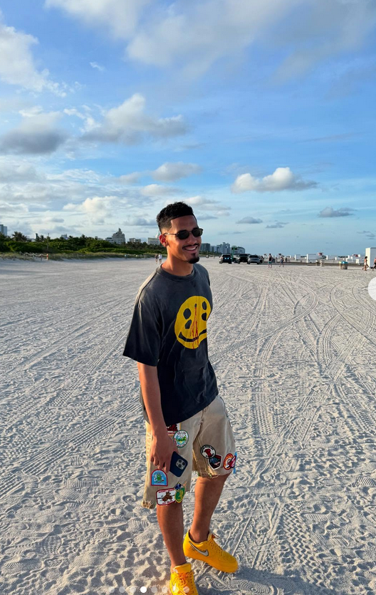 karthikadhaigal's tweet photo. William Saliba on vacation 🔋 https://t.co/OXl08BCeAw