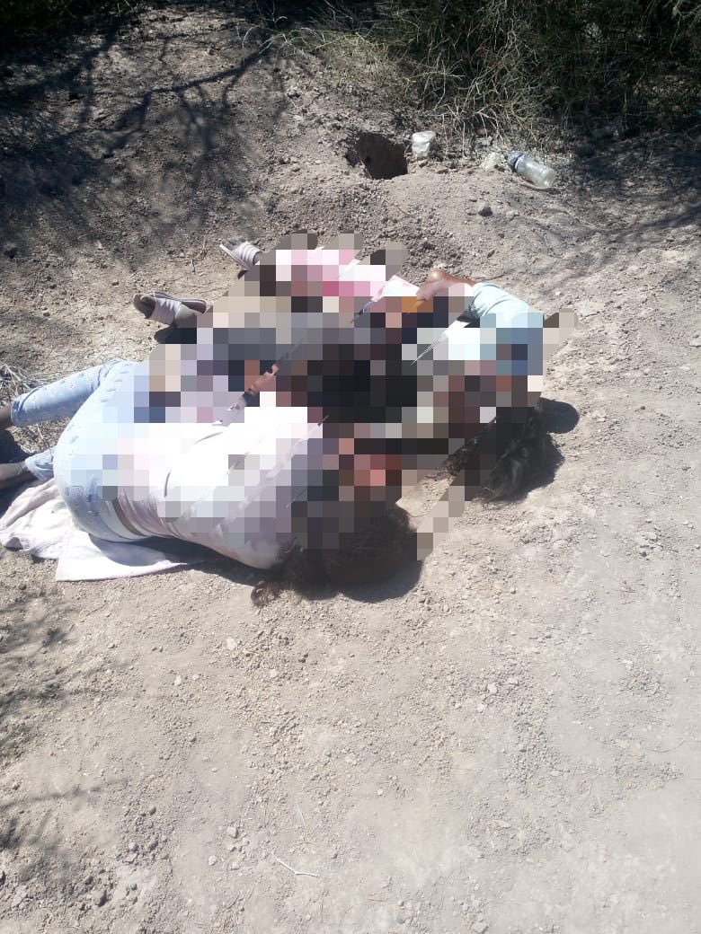 Michelle Rivera (@michelleriveraa) on Twitter photo 🚨⚠️#ÚLTIMAHORA 3 niñas fueron asesinadas y sus cuerpos lanzados sobre la carretera que conduce a Poblado Miguel Alemán en #Hermosillo, #Sonora.
La fiscalía de #Sonora (<a href="/fgjesonora/">Fiscalía de Sonora</a>) , informa que se encuentran realizando servicios periciales en este momento en la carretera 🚨⚠️#ÚLTIMAHORA 3 niñas fueron asesinadas y sus cuerpos lanzados sobre la carretera que conduce a Poblado Miguel Alemán en #Hermosillo, #Sonora.
La fiscalía de #Sonora (<a href="/fgjesonora/">Fiscalía de Sonora</a>) , informa que se encuentran realizando servicios periciales en este momento en la carretera