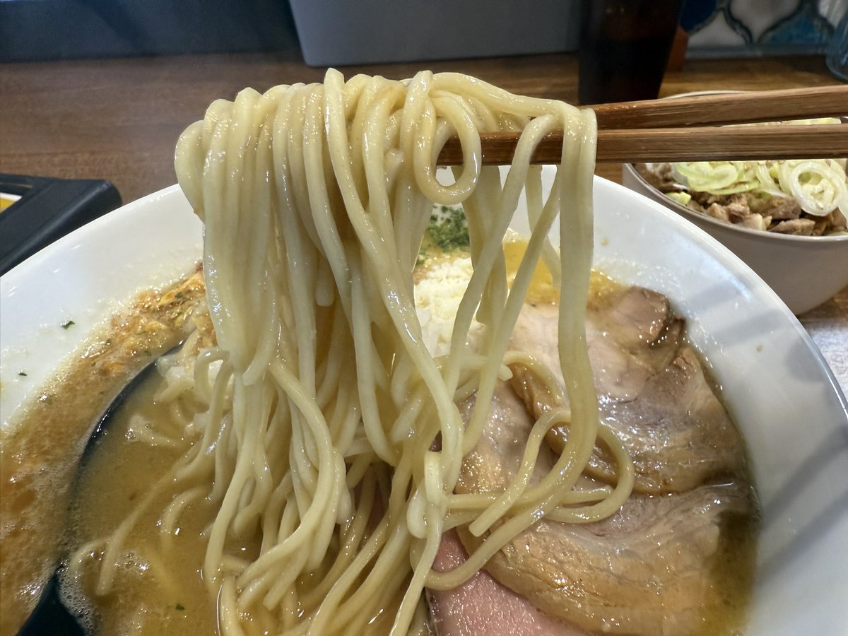 chiyo1028's tweet image. 7月最初の麺活は、#ラーメンいづる さん
🍜 チャーシューG・G・T(大盛)
🍚ネギ塩チャーシュー丼
どこ行こうかな〜って、いづるさんへ😊
久しぶりのG・G・T🍜
にんにくパンチと鶏白湯の旨味で最高の一杯です😆
美味しい👍✨
塩ダレチャーシュー丼もGOOD👍
ホント美味しかった‼️
ご馳走様でした🙏