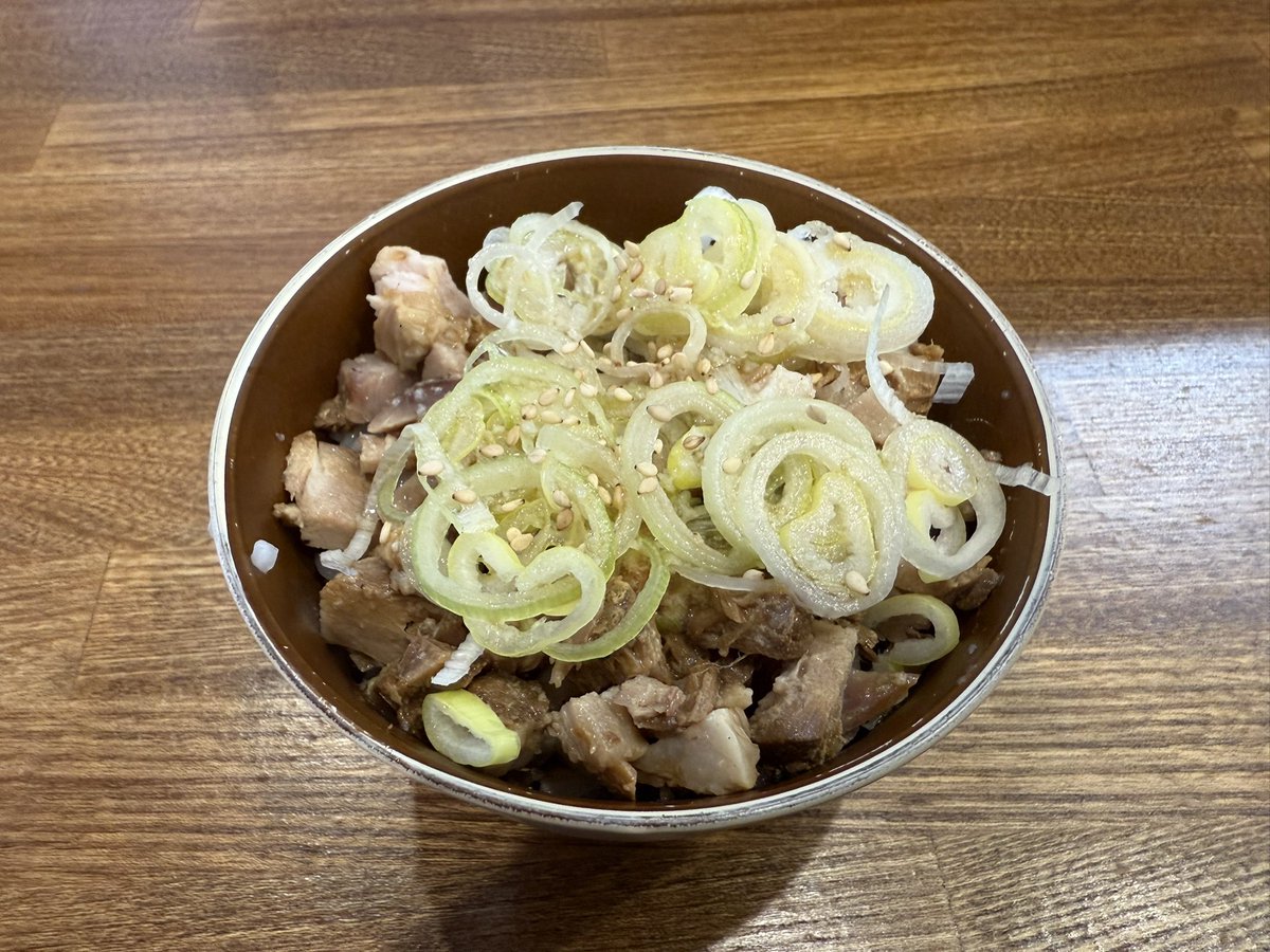 chiyo1028's tweet image. 7月最初の麺活は、#ラーメンいづる さん
🍜 チャーシューG・G・T(大盛)
🍚ネギ塩チャーシュー丼
どこ行こうかな〜って、いづるさんへ😊
久しぶりのG・G・T🍜
にんにくパンチと鶏白湯の旨味で最高の一杯です😆
美味しい👍✨
塩ダレチャーシュー丼もGOOD👍
ホント美味しかった‼️
ご馳走様でした🙏