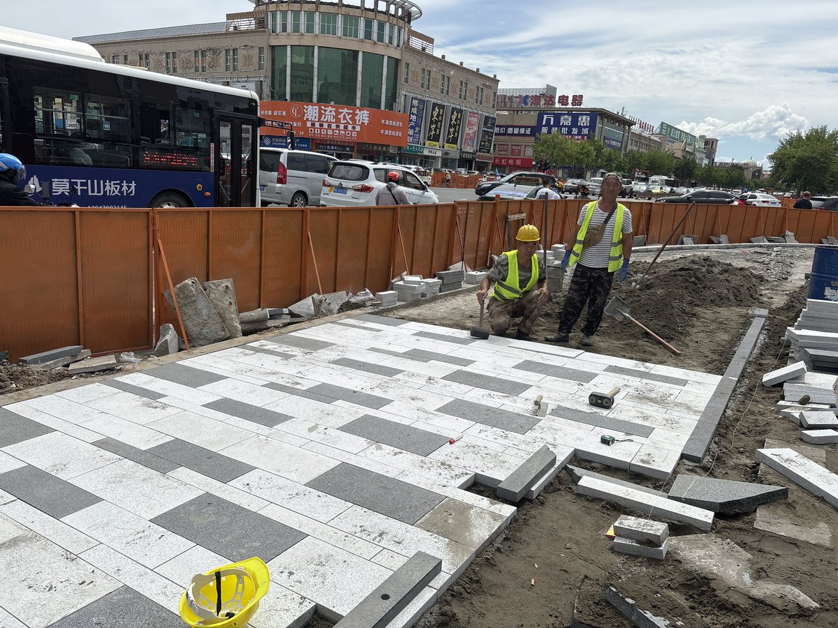 Нийслэлийн малнууд аа! 

Өнөө муу хужаанууд чинь зам талбайгаа ингэж хийж байна!

Тэгэхэд та нар!!!

Зөвхөн хулгайчийн сэтгэлээр хандаж байна‼️