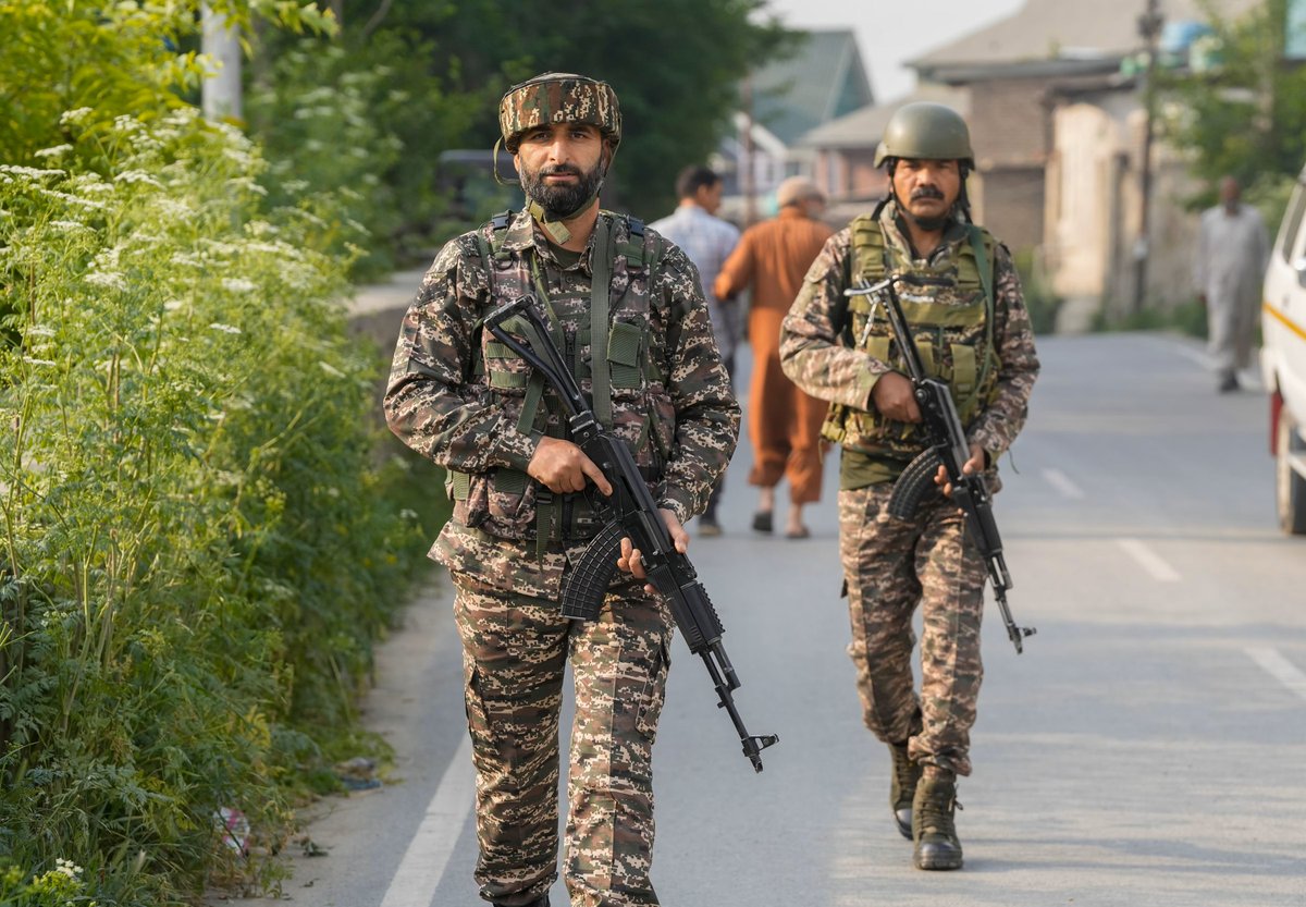 CRPF Personnel armed with OFT TRICHY &amp; ARSENAL AR-M1F Assault Rifles chambered in 7.62x39mm. This TRICHY Variant is clone of AR-M1F41 but with 12 O'Clock Rails on Upper Handguard &amp; no Cleaning Rod below the Barrel.

Photo by Hindustan Times