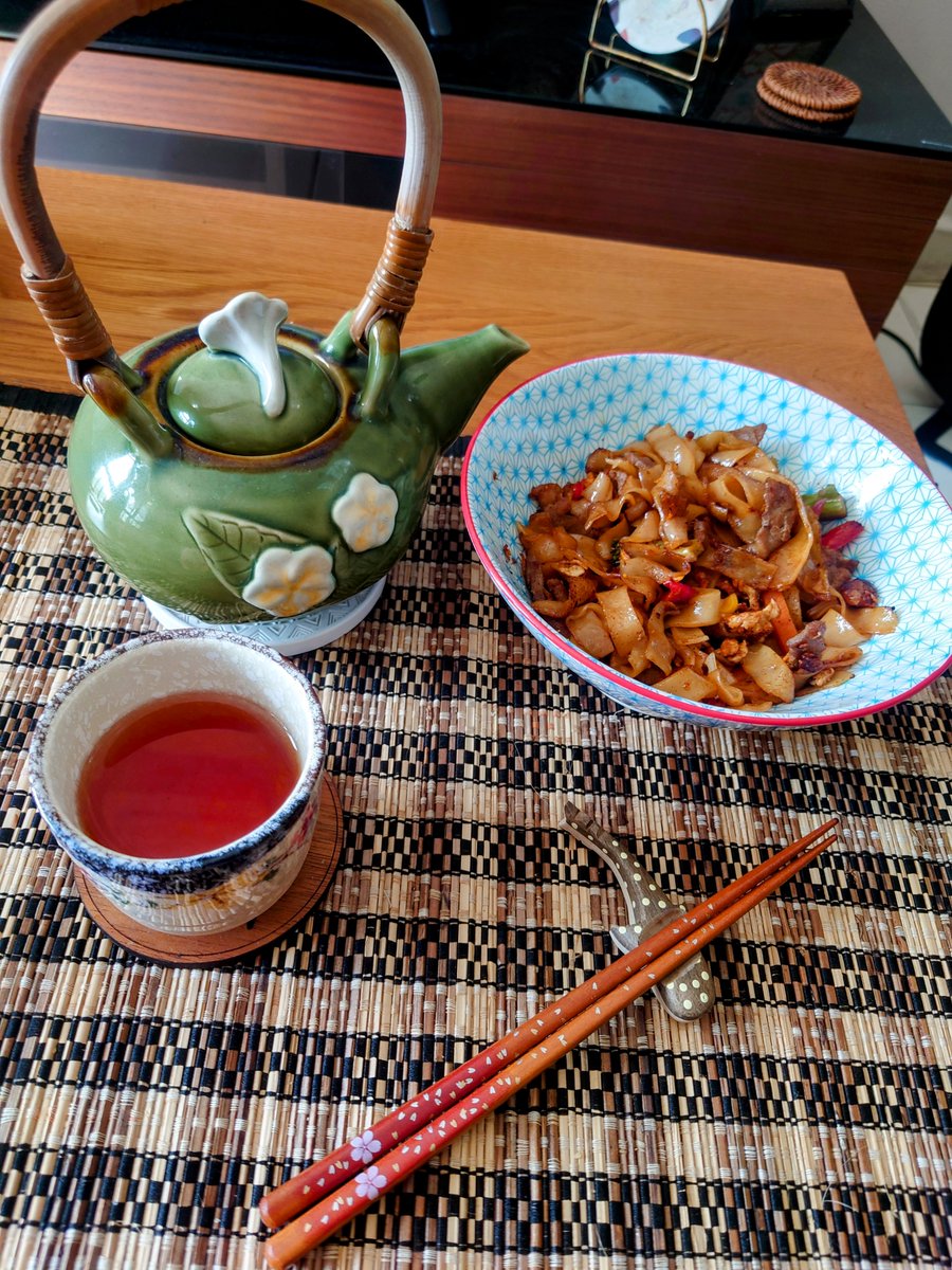 Pad See Ew for Brunch! 

First time trying to cook a Thai dish 😋