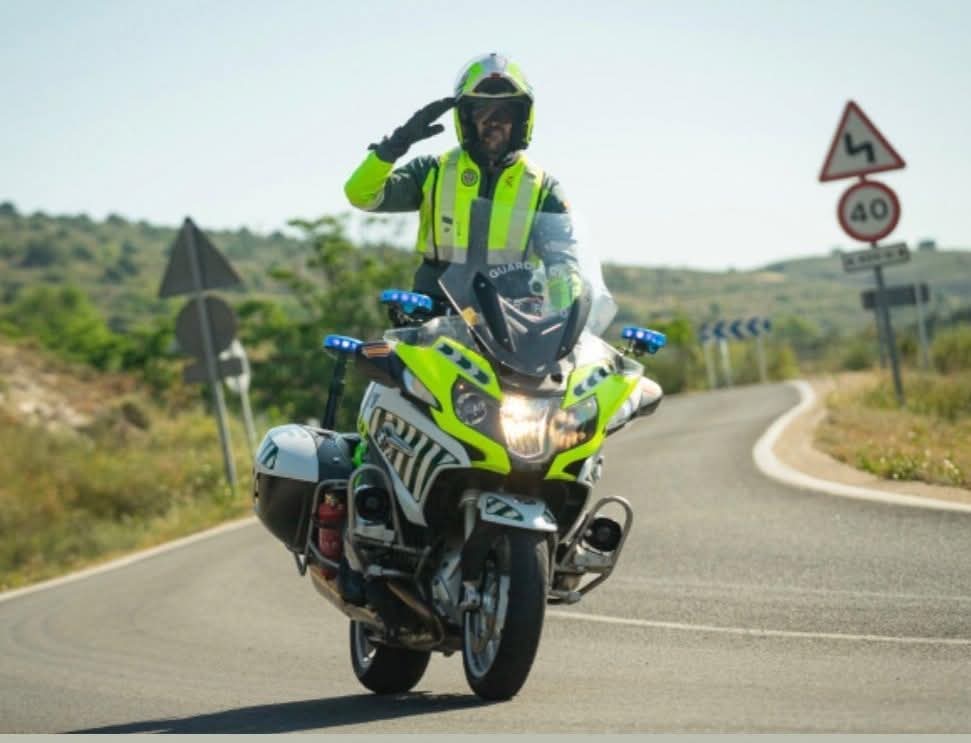 MqGuardiaCivil's tweet photo. Que no se pierda la bonita costumbre de dar los #BuenosDías

HOY...HOY...HOY... seguro que va a ser un gran día! 

Muchas veces hay que olvidar lo que uno siente, y saber lo que vale.

El domingo es el día perfecto para pasar con familia👨‍👩‍👦‍👦 y amigos, ¿qué vas a hacer tú?

🇪🇦💚🇪🇦 https://t.co/zy7LFPpJIn