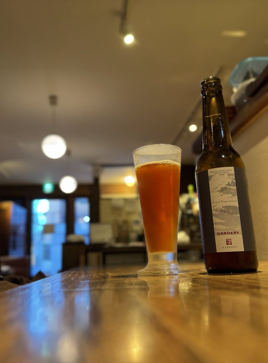 蕎麦を粋に食べる大人に憧れていた。さて蕎麦前はとメニューを開くと、ありゃこりゃいかん、うきうき無邪気になる自分。エステラからのバーレーワイン、締めのくるみ汁そばは既定路線として、料理の数々に目移りしちゃう。まあ千鳥足にならなければヨシだな。
しおて（豪徳寺)
yama-shita.net/shiote/