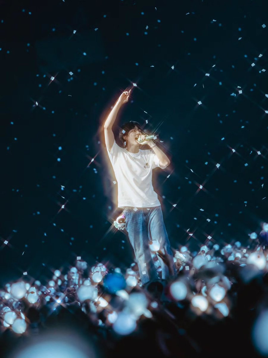 JinLin52's tweet photo. A moon and his stars https://t.co/zQ2KNafpuQ