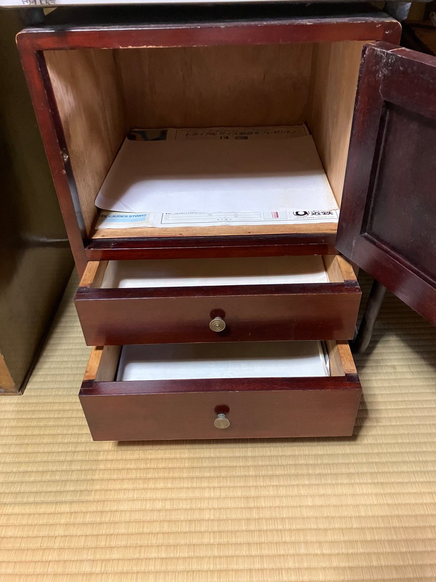 plus1_studio's tweet photo. 差し上げます。写真の小タンス。
扉の取手が不完全です。たぶんぼんぼりみたいなのが付いてたっぽいです。
引き出し底に敷いてある年代物のチラシ付き笑
取りに来れる人。 https://t.co/dKZ5x15Nfx