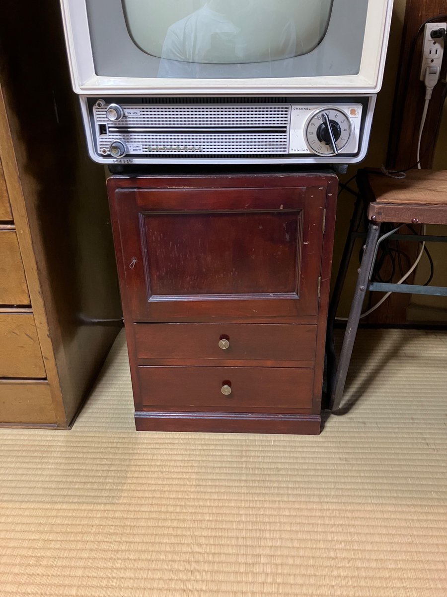 plus1_studio's tweet photo. 差し上げます。写真の小タンス。
扉の取手が不完全です。たぶんぼんぼりみたいなのが付いてたっぽいです。
引き出し底に敷いてある年代物のチラシ付き笑
取りに来れる人。 https://t.co/dKZ5x15Nfx
