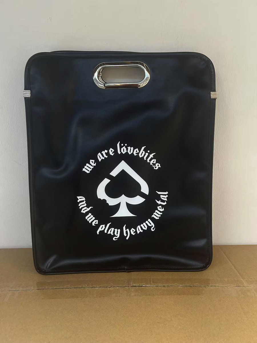 lovebites_jp's tweet image. 🐺👜8/12(バイツの日)発売のレコードバッグの試作品が完成❗️手提げとたすき掛けの2WAY❗️7/8(火)までのご注文で確実にご購入いただけます‼️
レコード8作品もカラーヴァイナルで同時発売‼️
🏬VOS: victor-store.jp/artist/4611
🏬タワーレコード(レコードのみ): tower.jp/article/featur…
#LOVEBITES