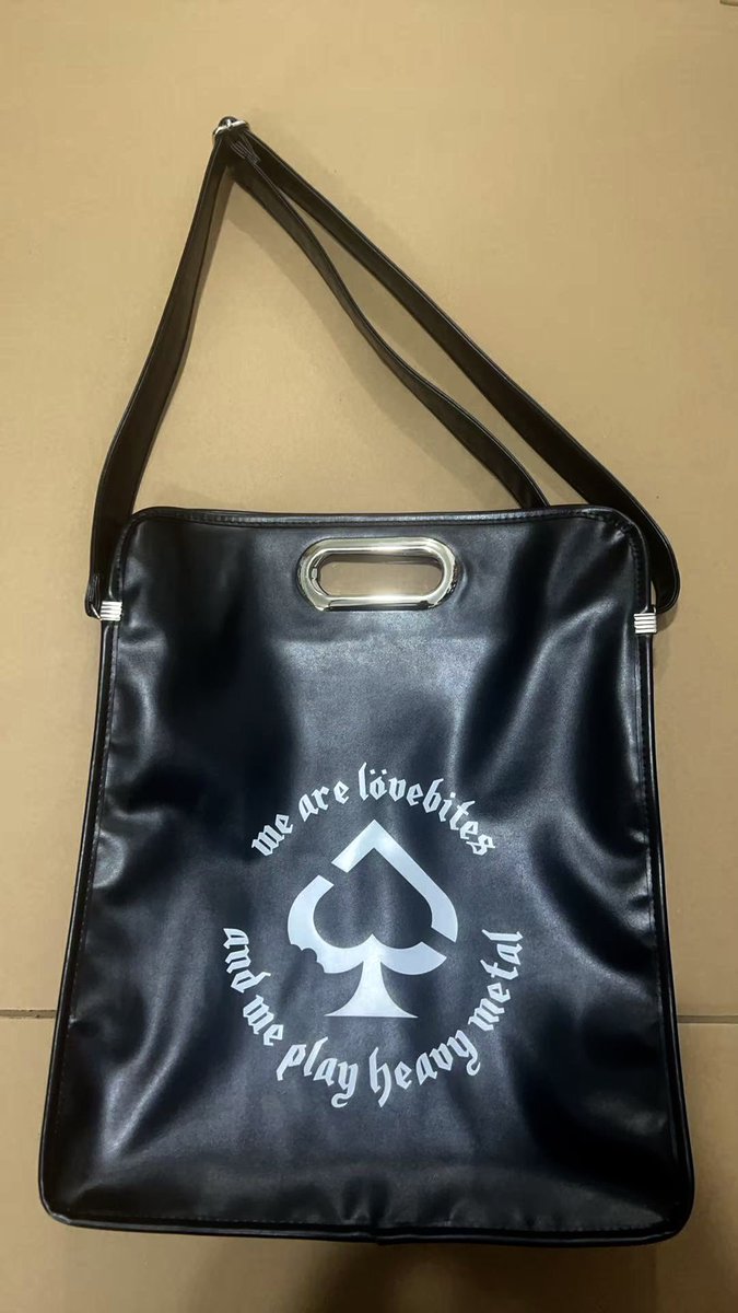 lovebites_jp's tweet image. 🐺👜8/12(バイツの日)発売のレコードバッグの試作品が完成❗️手提げとたすき掛けの2WAY❗️7/8(火)までのご注文で確実にご購入いただけます‼️
レコード8作品もカラーヴァイナルで同時発売‼️
🏬VOS: victor-store.jp/artist/4611
🏬タワーレコード(レコードのみ): tower.jp/article/featur…
#LOVEBITES