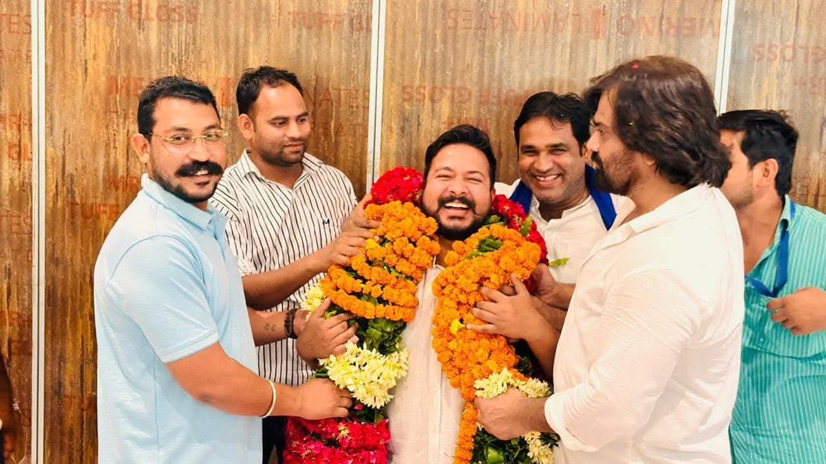 Shiv Prakash Vishwakarma (@shivprakash04) on Twitter photo समर्पण, संघर्ष और बहुजन मिशन के प्रति निष्ठा की मिसाल, राष्ट्रीय अध्यक्ष मा. <a href="/BhimArmyChief/">Chandra Shekhar Aazad</a> जी के साथ साए की तरह कंधे से कंधा मिलाकर चलकर बहुजन आंदोलन को शक्ति देने वाले, भाई <a href="/SukhwindrASP/">Sukhwinder Singh</a> जी को जन्मदिन की हार्दिक शुभकामनाएं।
आपके उत्तम स्वास्थ्य एवं दीर्घायु जीवन की मंगलकामना समर्पण, संघर्ष और बहुजन मिशन के प्रति निष्ठा की मिसाल, राष्ट्रीय अध्यक्ष मा. <a href="/BhimArmyChief/">Chandra Shekhar Aazad</a> जी के साथ साए की तरह कंधे से कंधा मिलाकर चलकर बहुजन आंदोलन को शक्ति देने वाले, भाई <a href="/SukhwindrASP/">Sukhwinder Singh</a> जी को जन्मदिन की हार्दिक शुभकामनाएं।
आपके उत्तम स्वास्थ्य एवं दीर्घायु जीवन की मंगलकामना