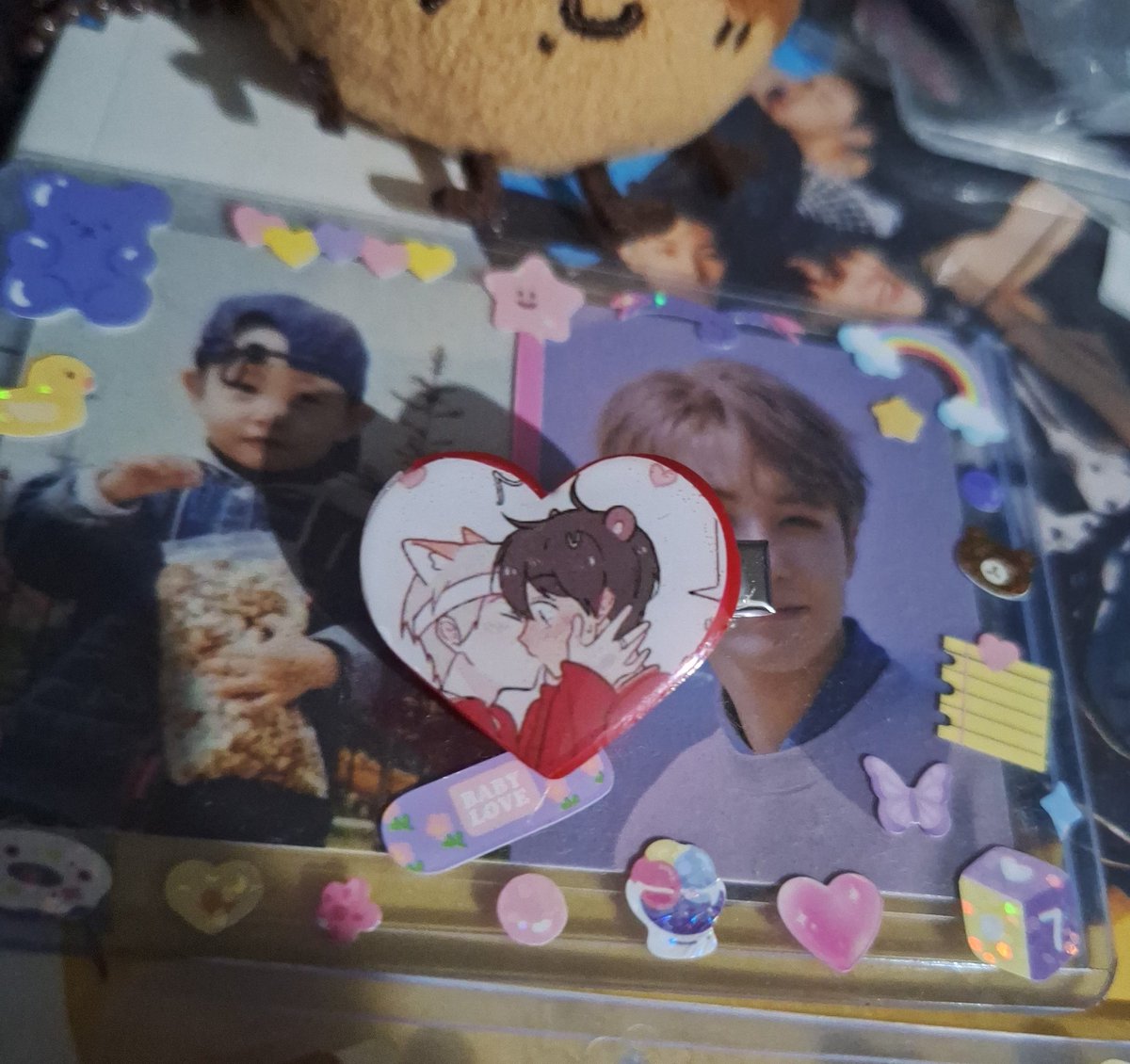 pudinryo's tweet photo. guys look at my new hair clip with dongren kissing!!! art of the best artist ever 🫶 @hcrjside thank you for letting me do this 🥺❤️ https://t.co/KhCM85RwJP