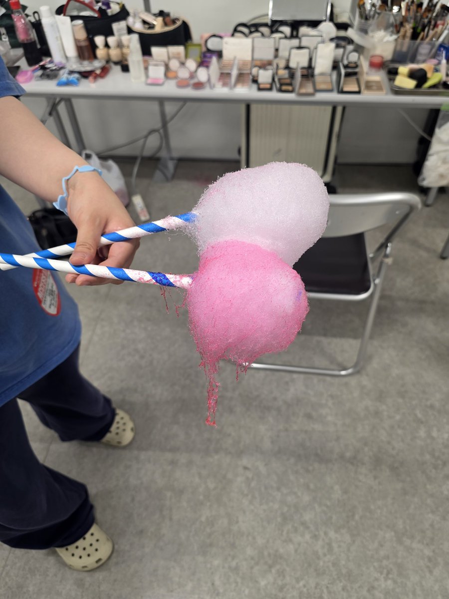 translatingTXT's tweet image. [250706] weverse dm 🐿️🐱💬

🐿️🐱 do you want me to sum up today’s heat for you?
🐿️🐱 our stylist’s cotton candy melted at room temperature 
🐿️🐱 ah it was the make up artist
🐿️🐱 anyway