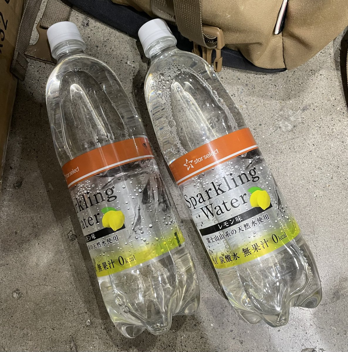 【悲報】
デザフェス2日目
昨日、ライフで家用に購入した炭酸水を
そのままリュックに入れてきてしまった。。。
氷とウィスキーか焼酎の原液を持ってきてくれたら炭酸水注ぎます！！！笑