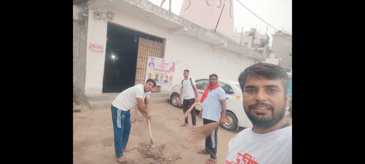 Rahultanwar108's tweet photo. प्राचीन शिव शक्ति मंदिर मोलरबंद विस्तार एफ ब्लॉक गली नंबर 16 बदरपुर में आज मंदिर स्वच्छता अभियान के तहत हम सभी भाइयों सफाई की@HinduEcosystem_ @KapilMishra_IND @mohittyagihindu @RameshwarAryaji @moodsofbharat 
#CleanTemple #HinduEcosystem

#KapilMishra https://t.co/Y6QEySx95V